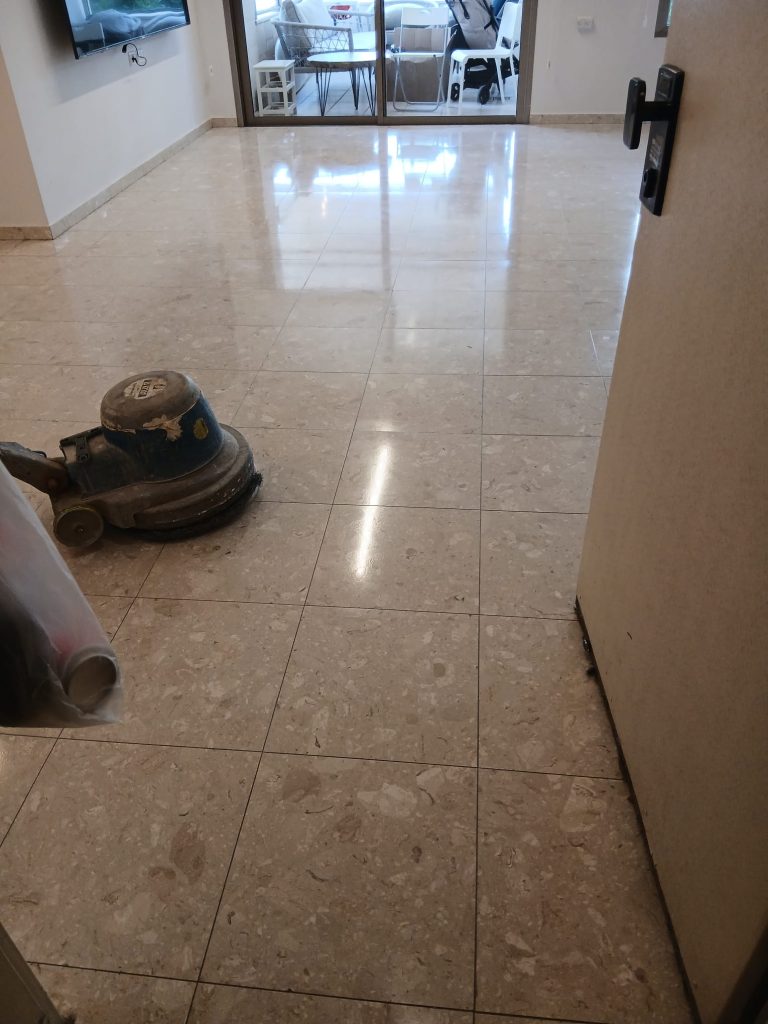 מכונת פוליש על רצפת טרצו בעבודה